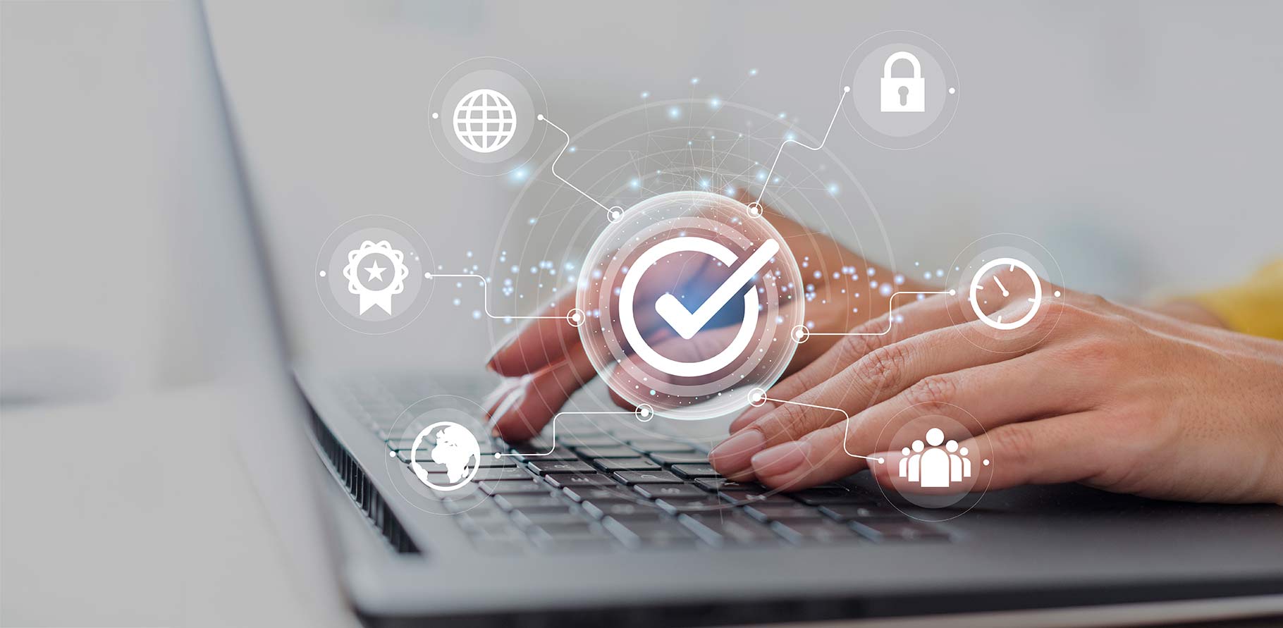 Eine Frau informiert sich über den Zusammenhang von Datenschutz und Wettbewerbsverbot