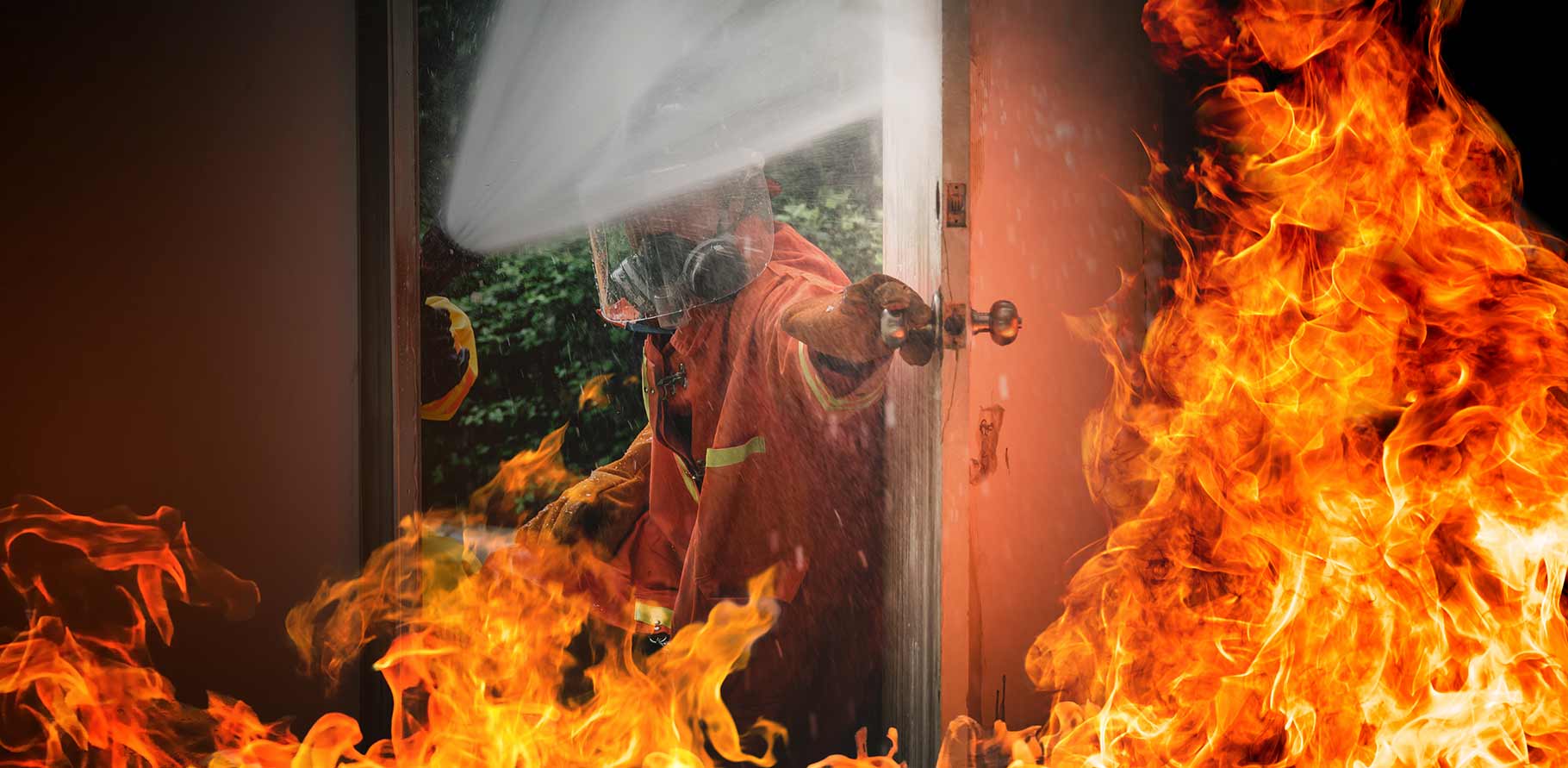 Ein Feuerwehrmann löscht ein Feuer