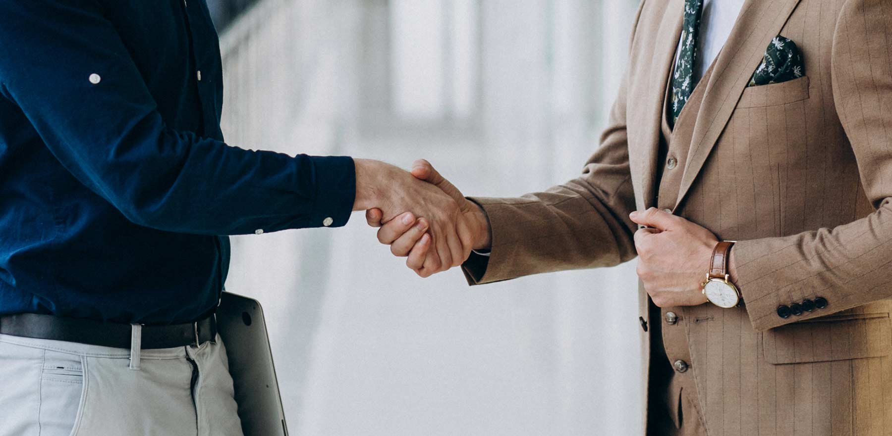 Ein Versicherungsvertreter lässt sich das Handelsvertreterrecht erklären