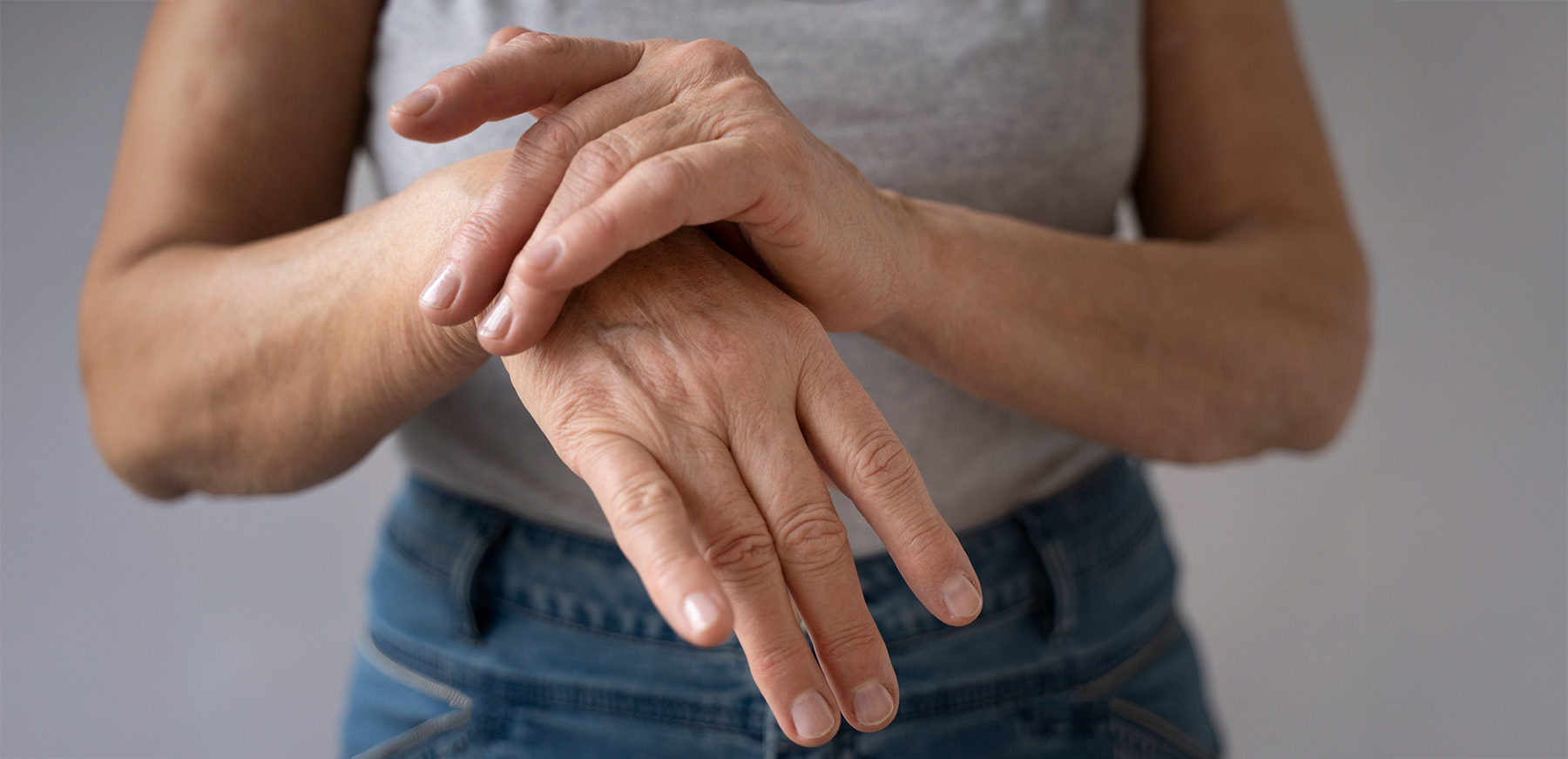 Eine Frau mit Rheuma