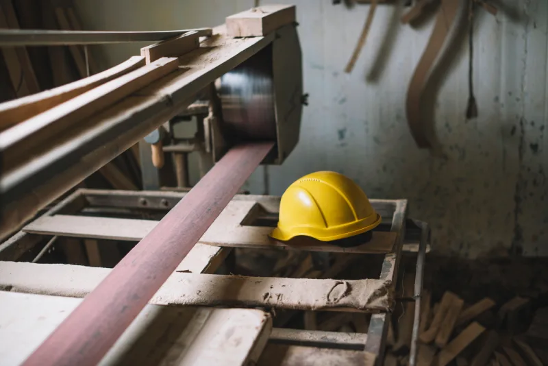 Ein Bauhelm liegt auf der Baustelle